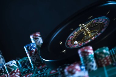 Rulet ile Poker Chips, kumar oyunları kavramı.