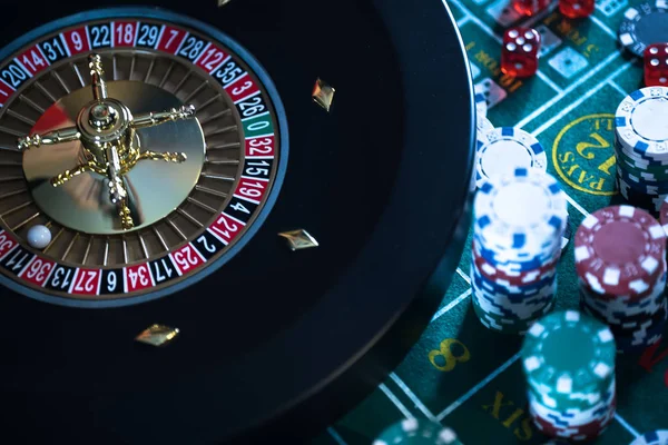 扑克筹码与轮盘赌 赌博游戏概念 — 图库照片