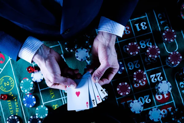 Mann Pokert Mit Vier Assen Casino Glücksspiele — Stockfoto