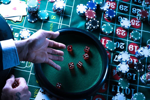 Geschäftsmann Spielt Glücksspiele Casino — Stockfoto