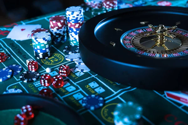 Poker Chips Con Ruleta Concepto Juegos Azar —  Fotos de Stock