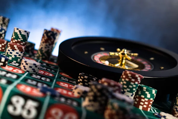 Poker Chips Med Roulette Gambling Spel Koncept — Stockfoto