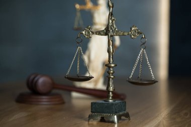 Hukuk ve Adalet, ahşap masada teraziler.