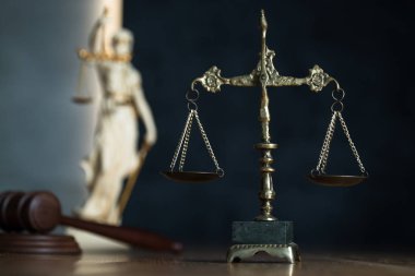 Hukuk ve adalet, tahta masada ölçekler ile Yargıç tokmak.