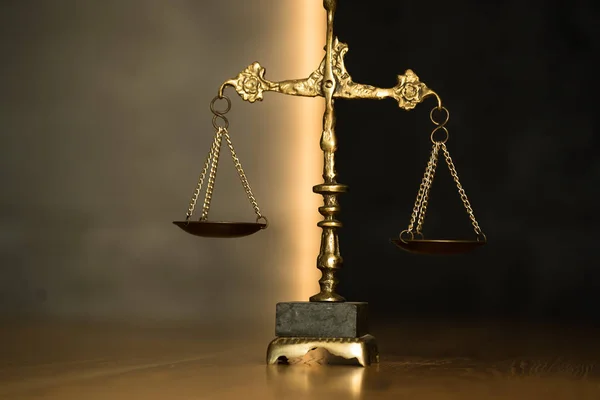 Lei Justiça Balanças Mesa Madeira — Fotografia de Stock