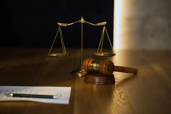 Recht Und Gerechtigkeit Richtergabel Mit Schuppen Auf Holztisch — Stockfoto