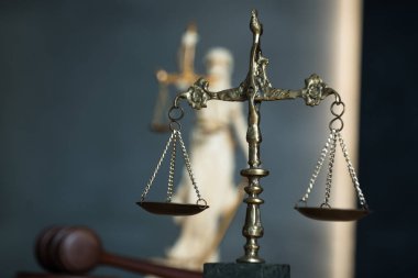 Hukuk ve adalet, tahta masada ölçekler ile Yargıç tokmak.