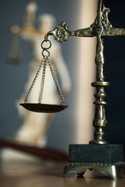 Hukuk ve Adalet, ahşap masada teraziler.