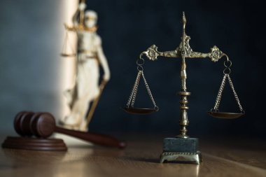 Hukuk ve adalet, tahta masada ölçekler ile Yargıç tokmak.