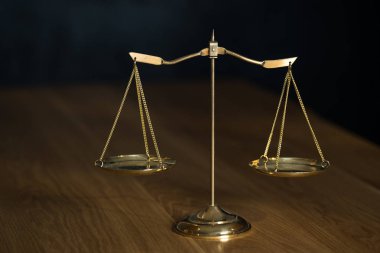 Hukuk ve Adalet, ahşap masada teraziler.