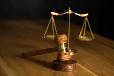 Hukuk ve adalet, tahta masada ölçekler ile Yargıç tokmak.