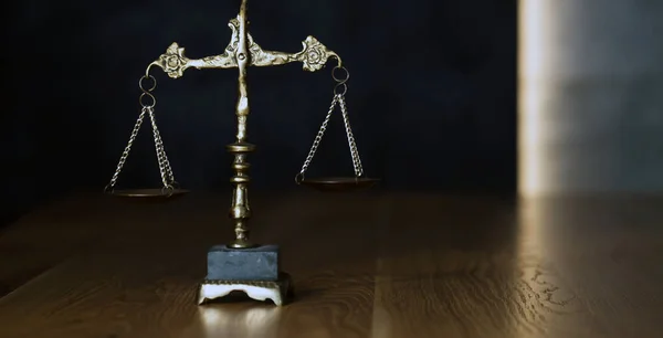 Právo Spravedlnost Váhy Dřevěném Stole — Stock fotografie