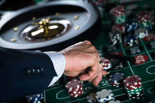 Homem Jogando Jogos Azar Casino Close — Fotografia de Stock