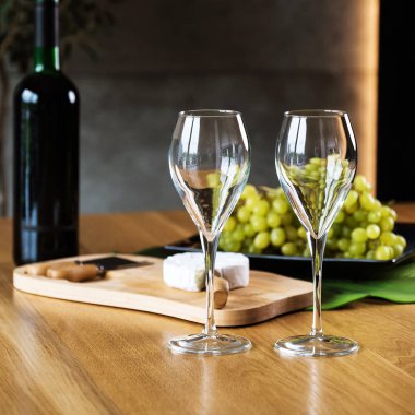 Aperatifli alkol masada servis edilir.