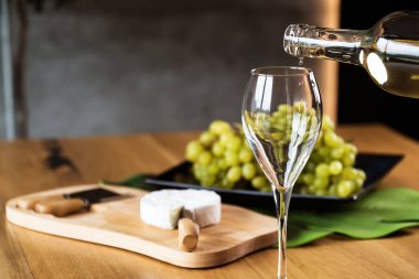 Restoranda beyaz şaraba yakın çekim