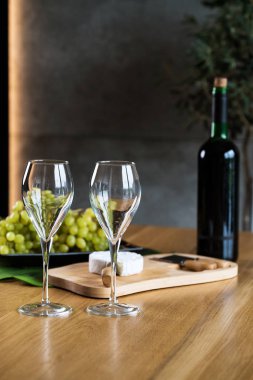 Aperatifli alkol masada servis edilir.