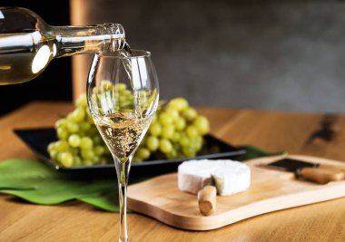 Restoranda beyaz şaraba yakın çekim