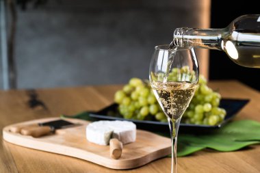 Restoranda beyaz şaraba yakın çekim