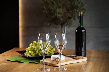 Aperatifli alkol masada servis edilir.