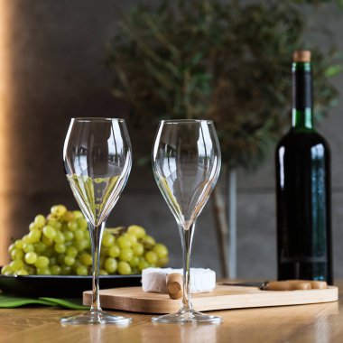 Aperatifli alkol masada servis edilir.