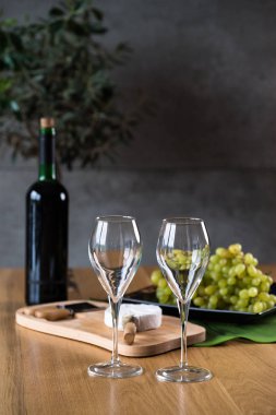 Aperatifli alkol masada servis edilir.