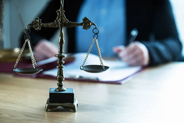 Juiz Que Trabalha Mesa Com Símbolos Lei Justiça — Fotografia de Stock