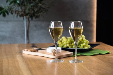 Aperatifli alkol masada servis edilir.