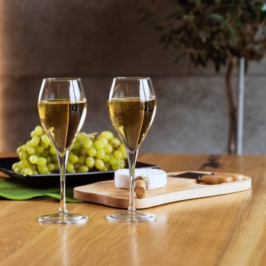 Aperatifli alkol masada servis edilir.