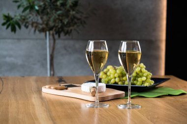 Aperatifli alkol masada servis edilir.