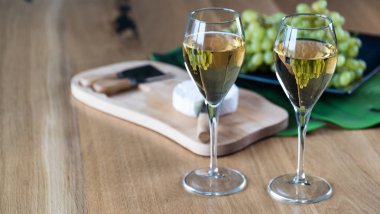 Aperatifli alkol masada servis edilir.