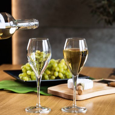 Restoranda beyaz şaraba yakın çekim