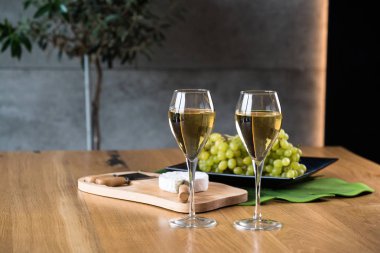 Aperatifli alkol masada servis edilir.