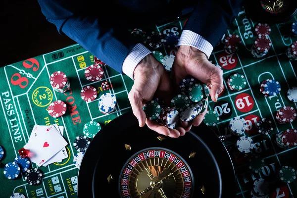 Mann Spielt Glücksspiele Casino Nahaufnahme — Stockfoto