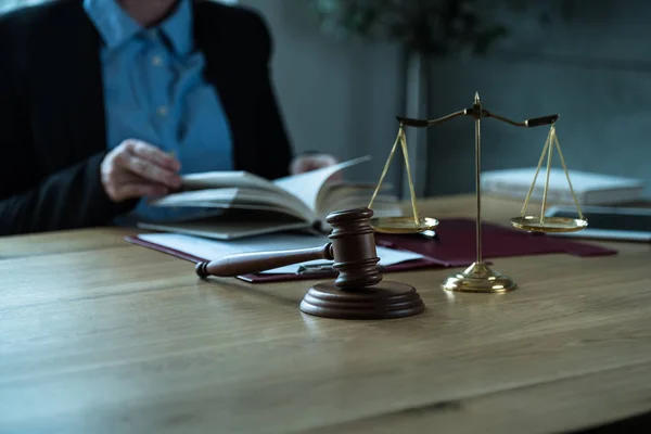 Domare Vid Förhandlingsbordet Med Symboler För Lag Och Rättvisa Förgrunden — Stockfoto