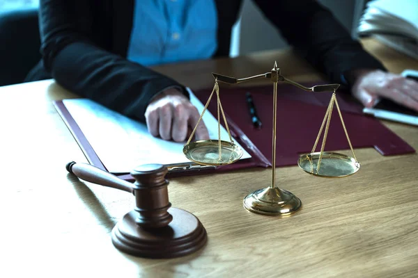 Domare Vid Förhandlingsbordet Med Symboler För Lag Och Rättvisa Förgrunden — Stockfoto