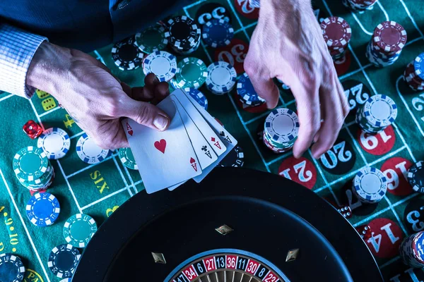 カジノでギャンブルゲームをしてる男だ — ストック写真