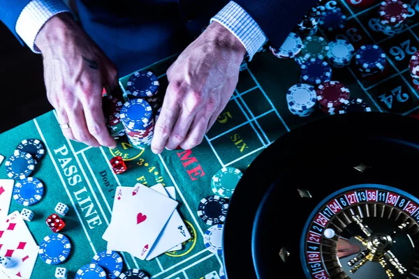 カジノ ギャンブルゲームのコンセプトをプレイする男 — ストック写真
