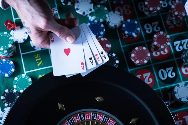 カジノ ギャンブルゲームのコンセプトをプレイする男 — ストック写真