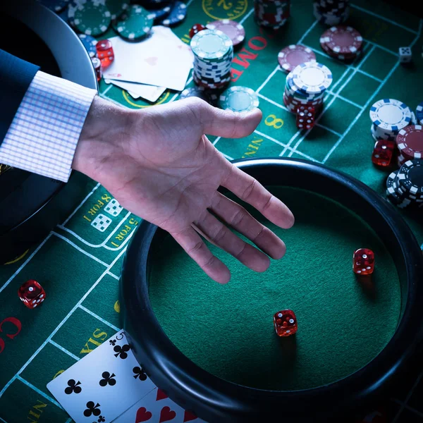 カジノでギャンブルゲームをしてる男だ — ストック写真
