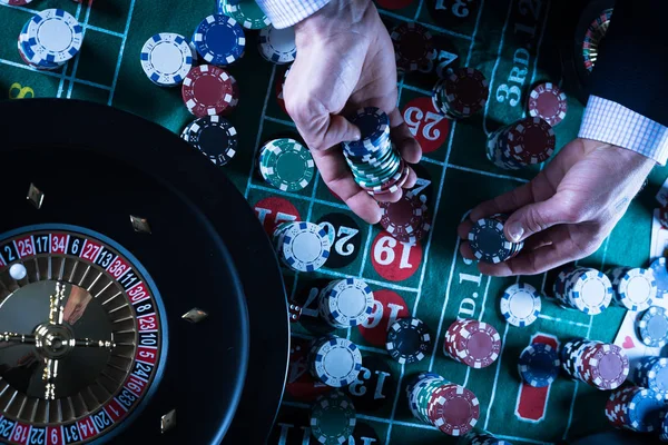 Hombre Jugando Juegos Azar Casino Primer Plano — Foto de Stock
