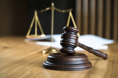 Hukuk ve Adalet, Yargıç tokmak tahtadan masa ve bulanık arkaplan.