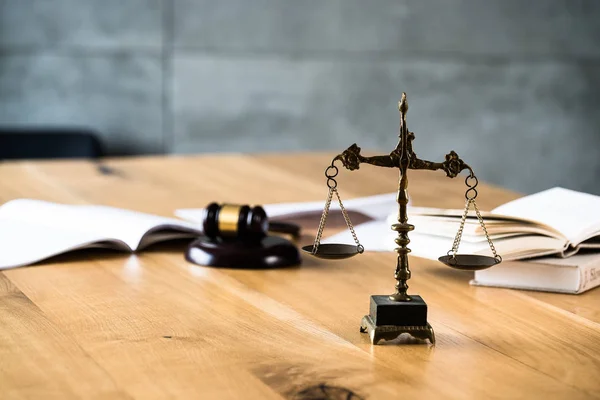 Νόμος Και Δικαιοσύνη Δικαστής Σφυρί Κλίμακες Ξύλινο Τραπέζι Θολή Φόντο — Φωτογραφία Αρχείου