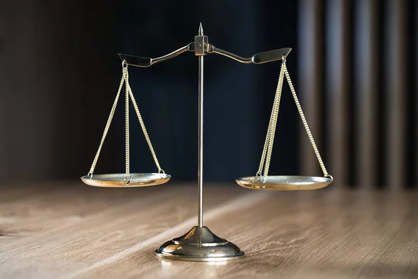Recht Und Gerechtigkeit Schuppen Auf Holztisch Mit Verschwommenem Hintergrund — Stockfoto