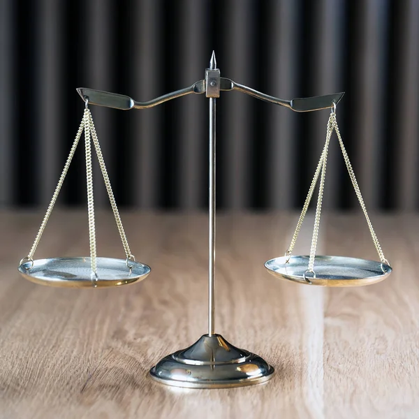 Hukum Dan Keadilan Timbangan Atas Meja Kayu Dengan Latar Belakang — Stok Foto