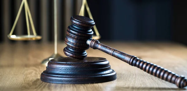 法律和司法 法官槌和背景模糊的木制桌子上的刻度 — 图库照片