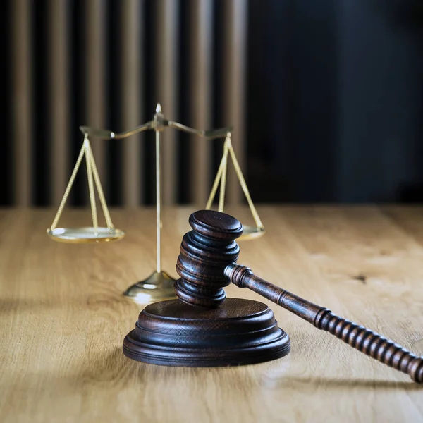 Recht Und Gerechtigkeit Richtergabel Und Schuppen Auf Holztisch Mit Verschwommenem — Stockfoto
