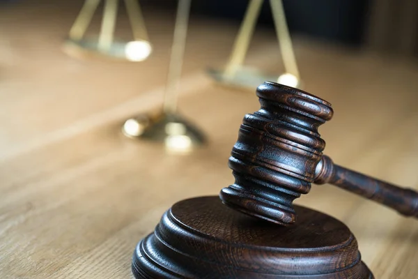 法律和司法 法官槌和背景模糊的木制桌子上的刻度 — 图库照片