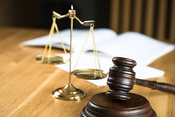 Recht Und Gerechtigkeit Richtergabel Auf Holztisch Mit Verschwommenem Hintergrund — Stockfoto
