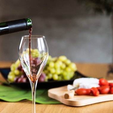 Arka planda aperatifler olan kırmızı şaraba yakın çekim