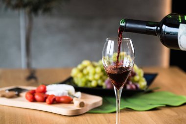 Arka planda aperatifler olan kırmızı şaraba yakın çekim